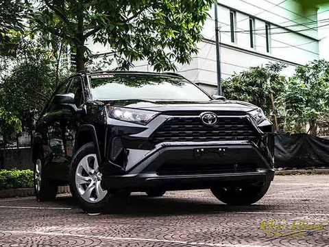 Toyota RAV4 2020 đầu tiên tại Việt Nam vừa về đại lý, nhiều chi tiết hấp dẫn "dân chơi" Việt