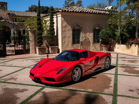 Soi chiếc Ferrari Enzo hàng hiếm chỉ sản xuất giới hạn 400 chiếc