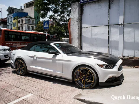 Ford Mustang mui trần cửa "cắt kéo",  vừa xuất hiện ở Hà Nội có nguồn gốc gây tò mò