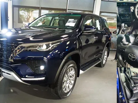 Cận cảnh "hàng hot" Toyota Fortuner 2021 bản máy dầu 2.4V tại đại lý Thái