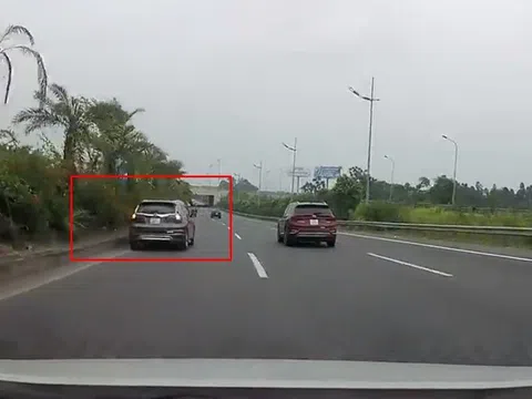 Video: May mắn "thoát nạn" với chiếc Honda CR-V lùi ở làn 90km/h