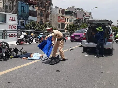 Video: Tai nạn liên hoàn trên cầu vượt Trần Khát Chân - Phố Huế, 2 người nhập viện