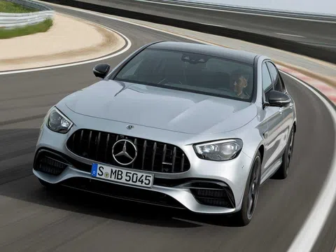 Siêu xe Mercedes-AMG E63 S 2021 ra mắt dáng vẻ mới mẻ, úp mở giá xe 2,5 tỷ đồng