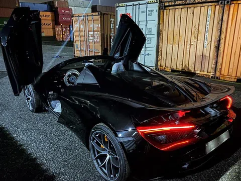 Khui container McLaren 720S Spider Black Edition 2020 đầu tiên tại Việt Nam