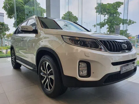 Giá xe Kia Sorento giảm sâu, đại lý dọn kho đón thế hệ mới