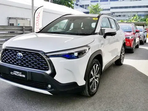 Mua Toyota Corolla Cross: Khách hàng phát bực vì kiểu "mua bia kèm lạc"