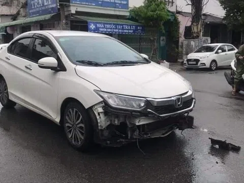 Video: Ô tô và xe máy đâm nhau giữa ngã tư, tài xế Việt dùng đèn cảnh báo nguy hiểm "vô tội vạ"