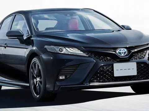 Toyota Camry Black Edition bản "Bao Công" chào giá 921 triệu đồng