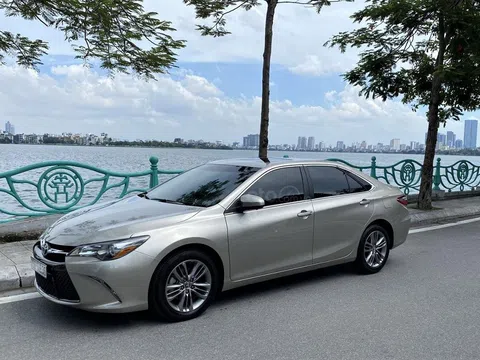 Đi 5 năm, Toyota Camry nhập Mỹ bán lại ngang xe mới nhập Thái