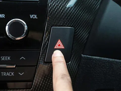 Đèn cảnh báo nguy hiểm: Nhiều tài xế Việt dùng sai trong "vô thức"