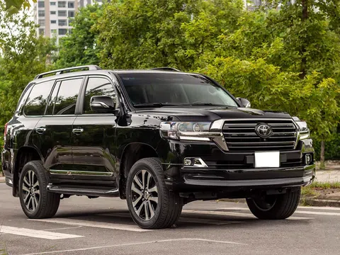 Toyota Land Cruiser cũ nhập Nga bán lại giá cao hơn xe "đập hộp" chính hãng