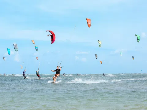 Mãn nhãn đại tiệc lướt ván diều quốc tế Sailing Bay Ninh Chữ 2022