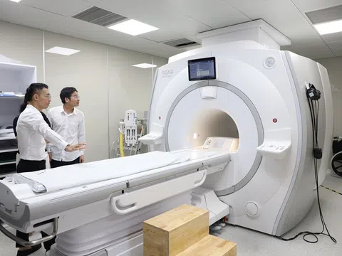 Bệnh viện Đại học Y Hà Nội trang bị hệ thống MRI 3.0 Tesla SIGNA Architect của GE HealthCare