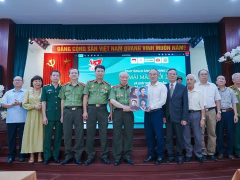 Trao tặng di ảnh chân dung của 4 nữ Anh hùng - Liệt sỹ Lực lượng Công an Nhân dân