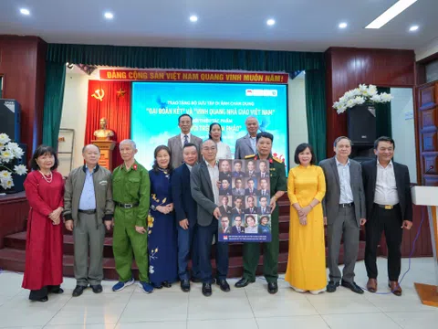 Trao tặng hai bộ sưu tập di ảnh “Đại đoàn kết” và “Vinh quang nhà giáo Việt Nam”