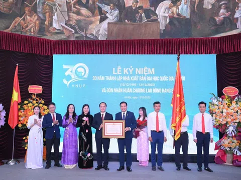 Ba thập kỷ xây dựng và phát triển, Nhà xuất bản Đại học Quốc gia Hà Nội vinh dự đón nhận Huân chương Lao động hạng Ba