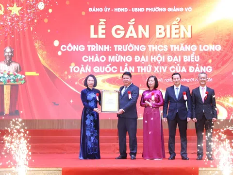 Hà Nội gắn biển công trình Trường THCS Thăng Long chào mừng Đại hội XIV của Đảng