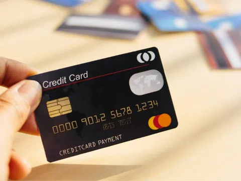 Chủ thẻ tín dụng bị giảm thu nhập do dịch bệnh có thể được miễn giảm lãi suất, giữ nguyên nhóm nợ