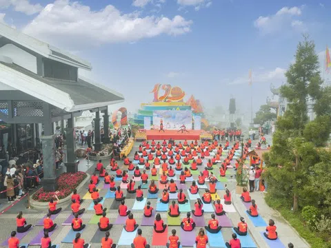 500 người đồng diễn Yoga chào mặt trời tại Fansipan