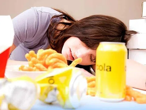 Bác sĩ cảnh báo bất thường khi vừa ăn no đã buồn ngủ