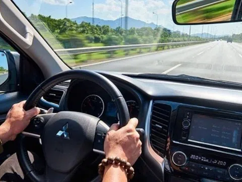 Nhịn tiểu khi lái xe nguy hiểm thế nào?