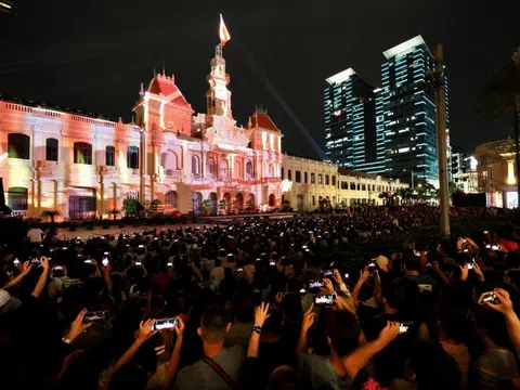 Vinamilk phục vụ người dân trong đêm hội 3D mapping mừng 50 năm thành phố Hồ Chí Minh