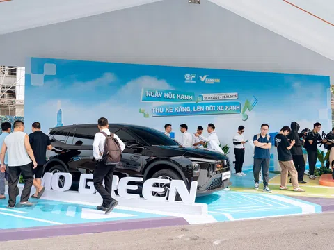 Tài xế công nghệ “kéo hội” đi lên đời xe điện, đơn chốt liên tục trong “Ngày hội xanh” tại Hà Nội