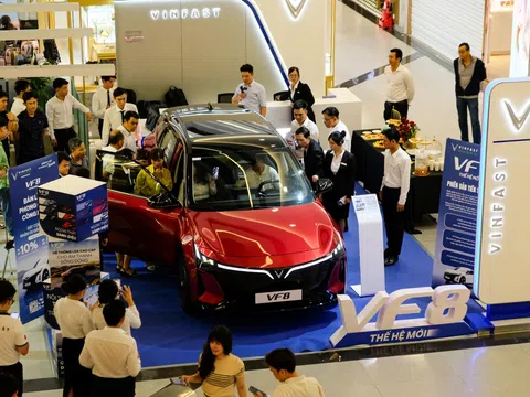Vượt hàng chục cây số tới TP.HCM xem VinFast VF 8 mới, khách Việt khẳng định Ngắm tận mắt càng thấy đẹp, giá quá thơm