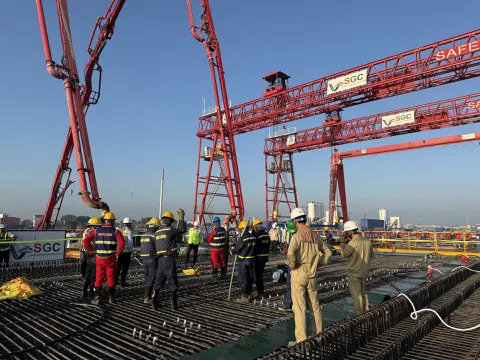 Đường sắt tốc độ cao Hà Nội - Quảng Ninh và Bến Thành - Cần Giờ đồng loạt thi công những phiến dầm đầu tiên