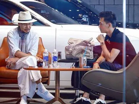 Xuất hiện ở showroom bán siêu xe, 'Vua cà phê' Đặng Lê Nguyên Vũ 'xuống núi' mua xe mới?