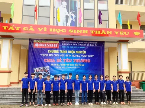 Sơn Nasun tặng áo cho các em học sinh nghèo vượt khó
