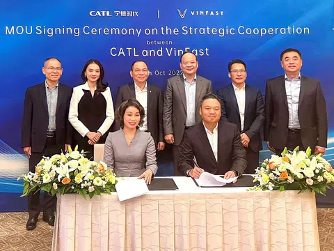 Tỷ phú Phạm Nhật Vượng chứng kiến lễ ký kết hợp tác giữa VinFast và CATL
