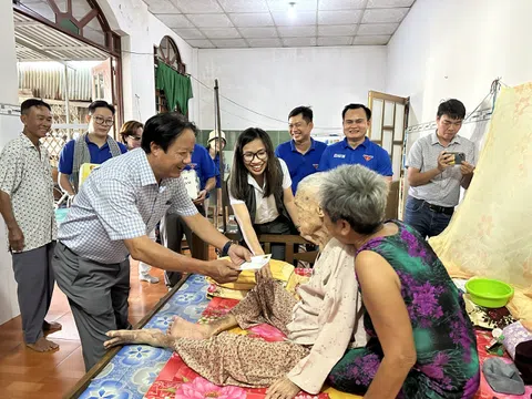 Công ty Phân bón Bình Điền thăm và tặng quà cho mẹ Việt Nam anh hùng nhân ngày thương binh liệt sĩ