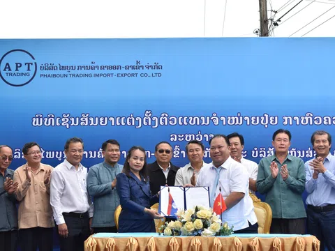 Bình Điền và đối tác đưa các sản phẩm phân bón Đầu Trâu đến với nông dân Lào
