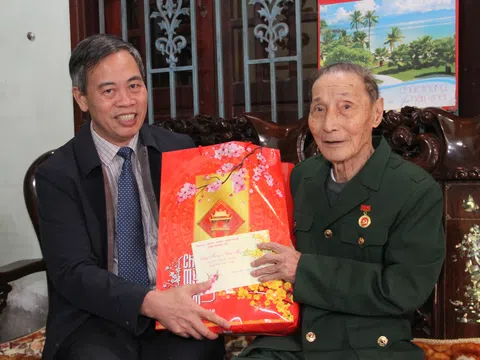 Phó Bí thư Quảng Trị Nguyễn Đăng Quang thăm, chúc Tết các gia đình chính sách