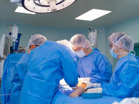 Bước tiến y học: Bệnh nhi 12 tuổi đầu tiên tại Việt Nam được thay khớp háng toàn phần