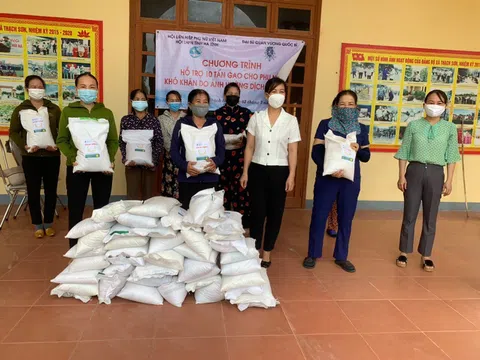 Đại sứ quán Bỉ tặng 10 tấn gạo cho lao động tự do nữ bị ảnh hưởng bởi Covid 19 tại Hà Tĩnh