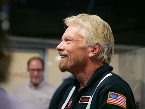 Tỷ phú Richard Branson ghi tên mình vào lịch sử với chuyến bay vào không gian ở tuổi 71