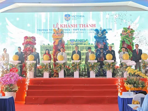 Trường Khải Hoàn Nam Sài Gòn (Victoria School) khánh thành, mở ra năm học đầu tiên với mô hình Happy School