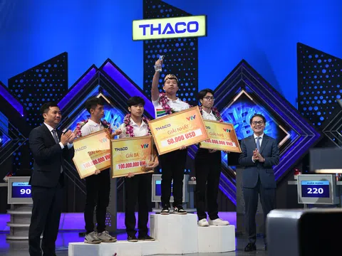Chủ tịch HĐQT THACO Trần Bá Dương trao giải Chung kết Đường lên đỉnh Olympia 2023