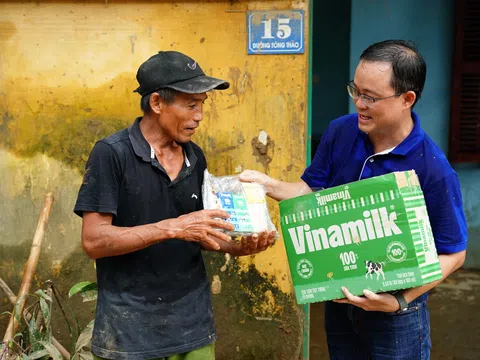 Vinamilk tiếp tục hỗ trợ người dân sau bão lũ