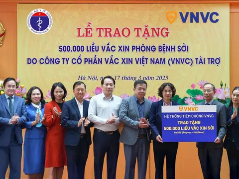 Hệ thống tiêm chủng VNVC tặng Bộ Y tế nửa triệu liều vắc xin sởi