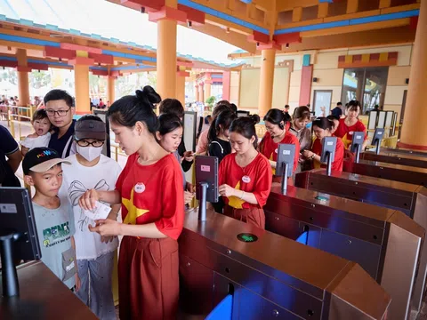 Công viên nước Sun World Ha Nam sôi động ngày mở cửa với hàng ngàn lượt khách