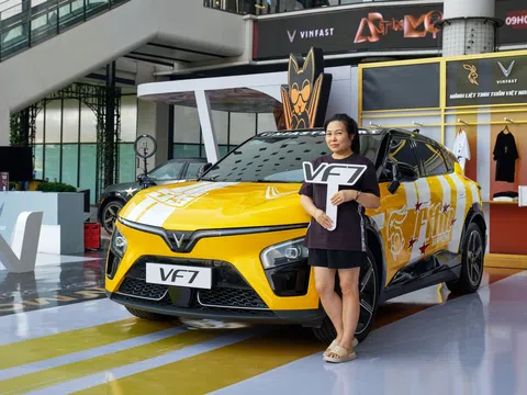 Lái thử VF 7, khách hàng “chốt” mua tặng xe cho con gái