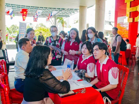 Sinh viên chưa ra trường, bệnh viện đã “đặt chỗ”: Ngành Y khát nhân lực, chuẩn bị tuyển dụng quy mô lớn từ năm 2025