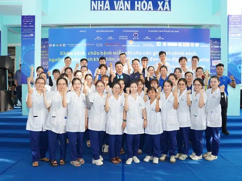 Long Châu khám, cấp phát thuốc miễn phí cho các hoàn cảnh khó khăn tỉnh Vĩnh Long
