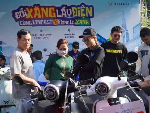 “Đổi xăng lấy điện” tại TP.HCM: Tới sự kiện là có xe điện đi về, khách ùn ùn không ngớt