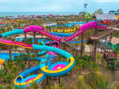 Ngay trong ngày khai trương, Công viên nước Vũng Tàu đón hàng nghìn lượt khách đến vui chơi