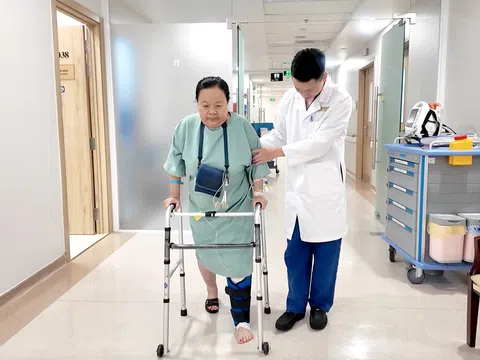 Gần như mất khả năng vận động, bệnh nhân được “hồi sinh” đôi chân nhờ phẫu thuật bằng robot AI tại Vinmec Nha Trang