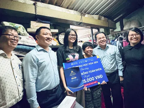 Nữ lớp trưởng được nhận nuôi từ hẻm nhỏ nhận học bổng toàn phần trước kỳ thi tốt nghiệp